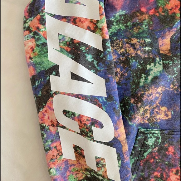 Palace hoodie ✨$24 when bundled✨ - Picture 4 of 12